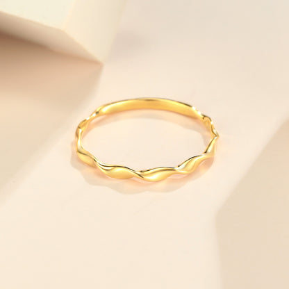 Timeless 18K Gold Mobius Strip Ring - A Symbolic Wave Design Band for Women as a Thoughtful Gift