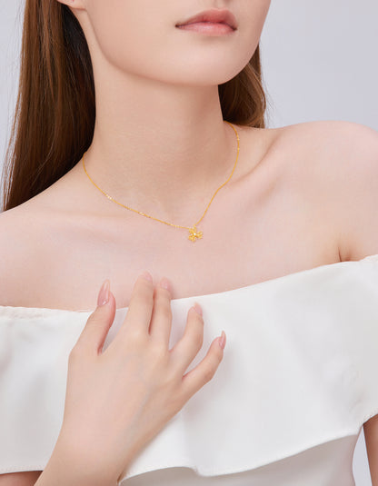 SUNFEEL's 18K Gold Clover Leaf Diamond Pendant Necklace: A Symbolic and Sparkling Gift for Your Beloved