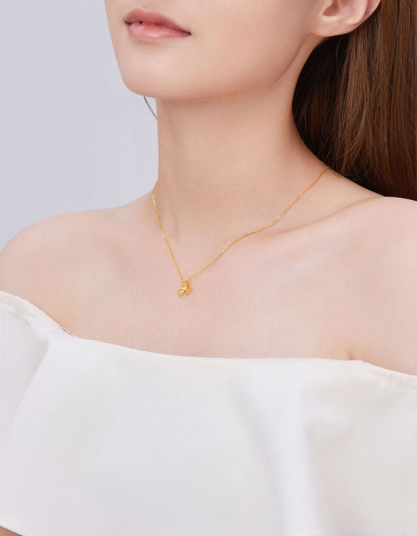 SUNFEEL's 18K Gold Clover Leaf Diamond Pendant Necklace: A Symbolic and Sparkling Gift for Your Beloved