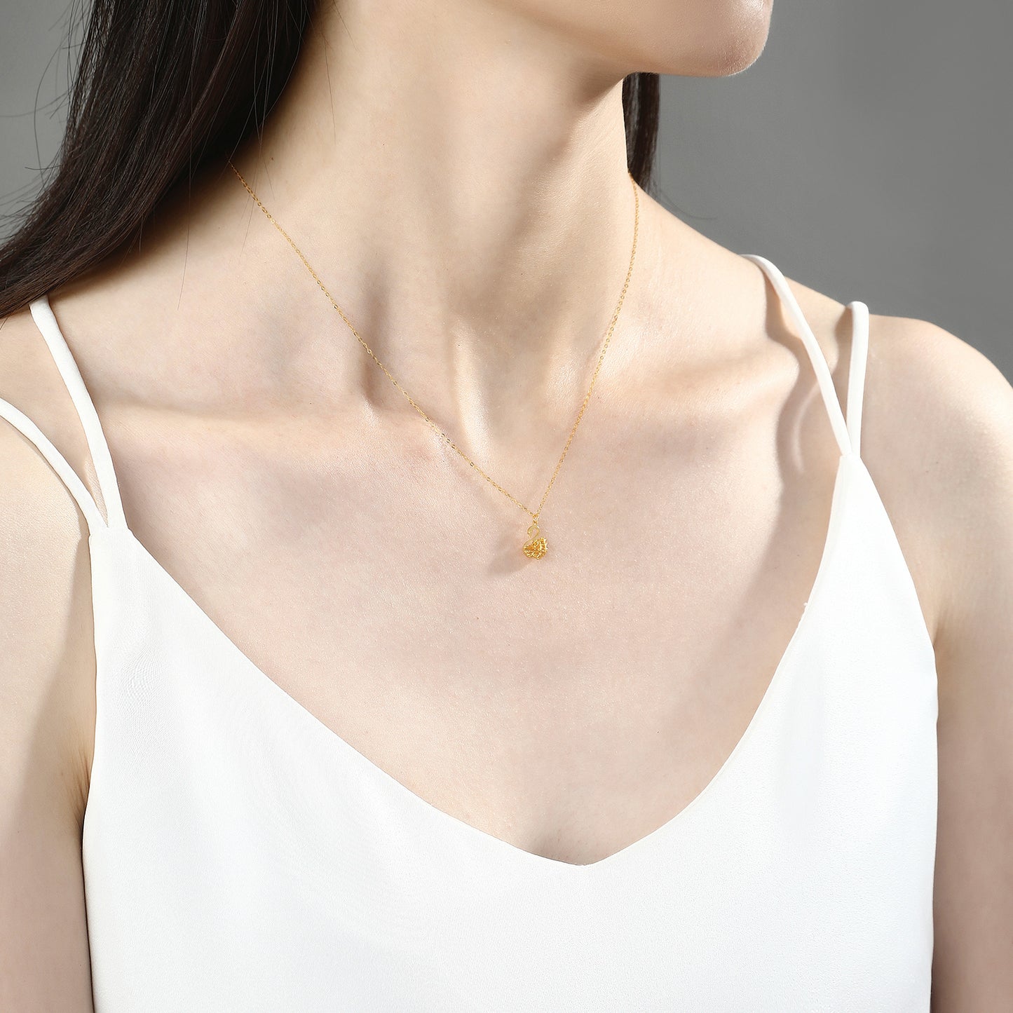 18K/Au750 Gold Swan Pendent Necklace - Light Luxury Clavicle Chain for Women - 18 Inch Real Gold Necklace - Perfect for Weddings, Engagements, Parties, and Beauty Pageants