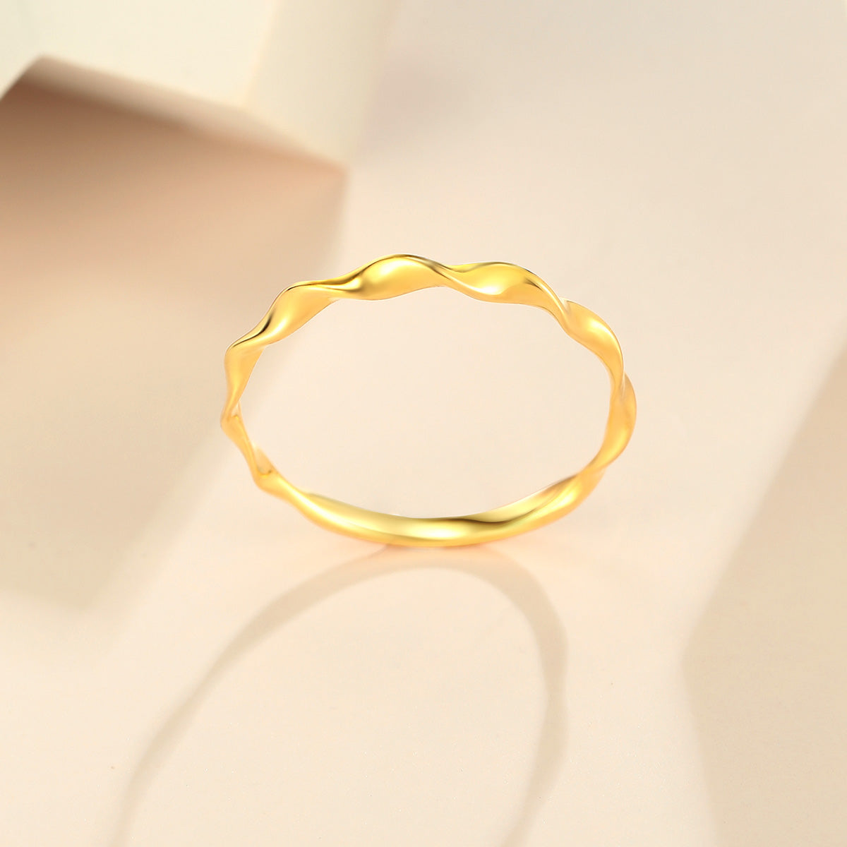 Timeless 18K Gold Mobius Strip Ring - A Symbolic Wave Design Band for Women as a Thoughtful Gift