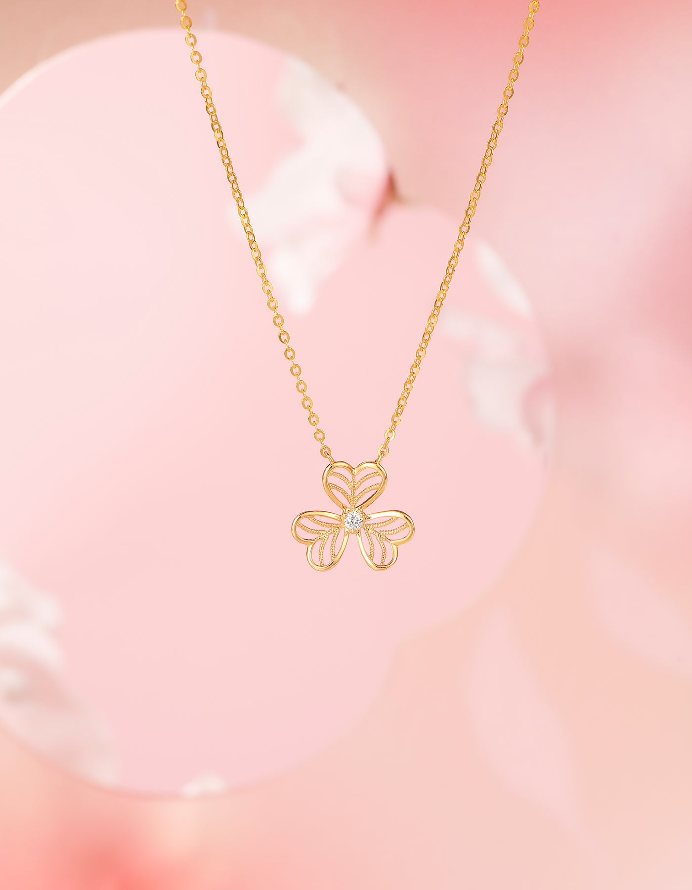 SUNFEEL's 18K Gold Clover Leaf Diamond Pendant Necklace: A Symbolic and Sparkling Gift for Your Beloved