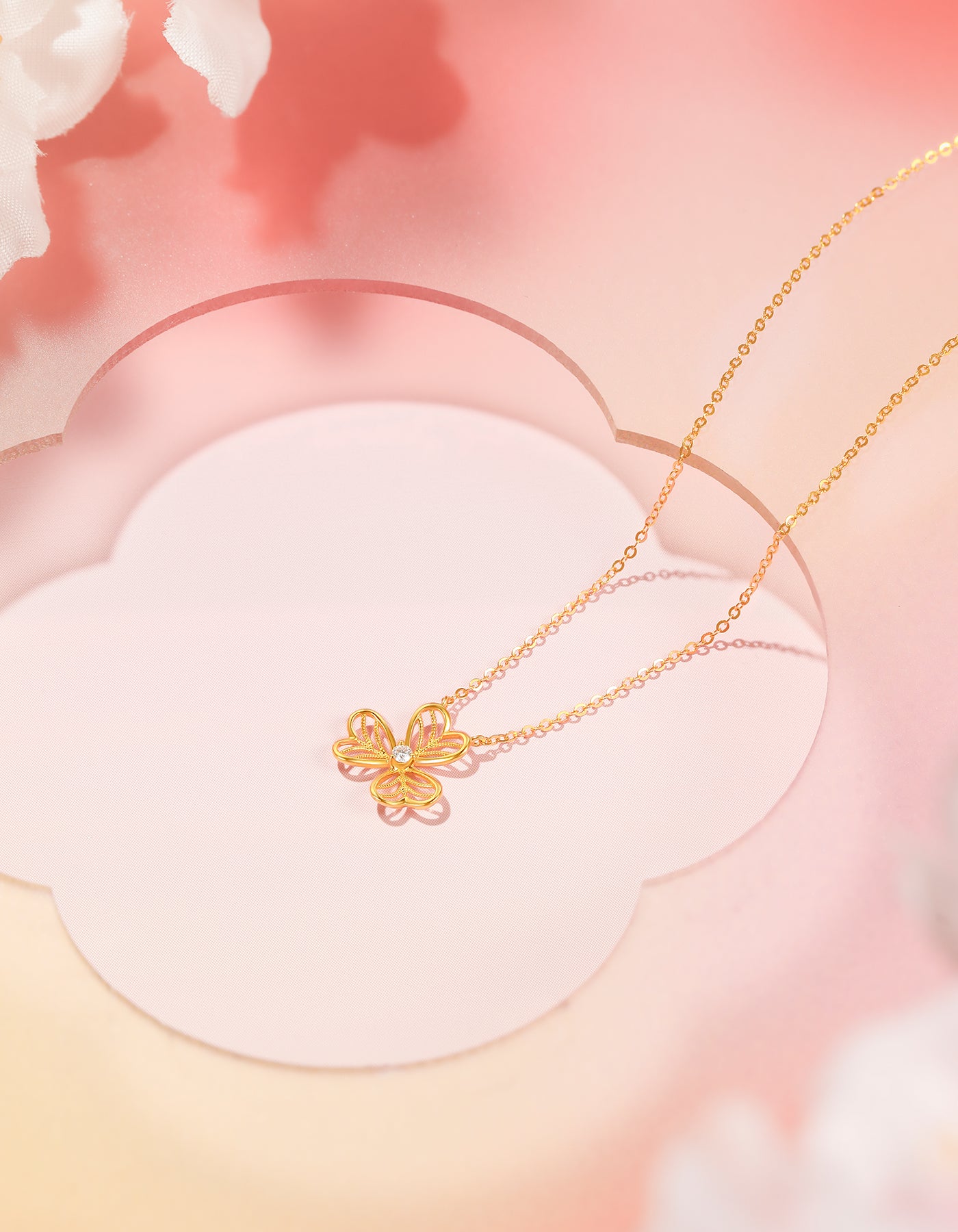 SUNFEEL's 18K Gold Clover Leaf Diamond Pendant Necklace: A Symbolic and Sparkling Gift for Your Beloved